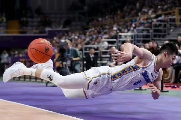 意甲球员飞身救球，表现出色