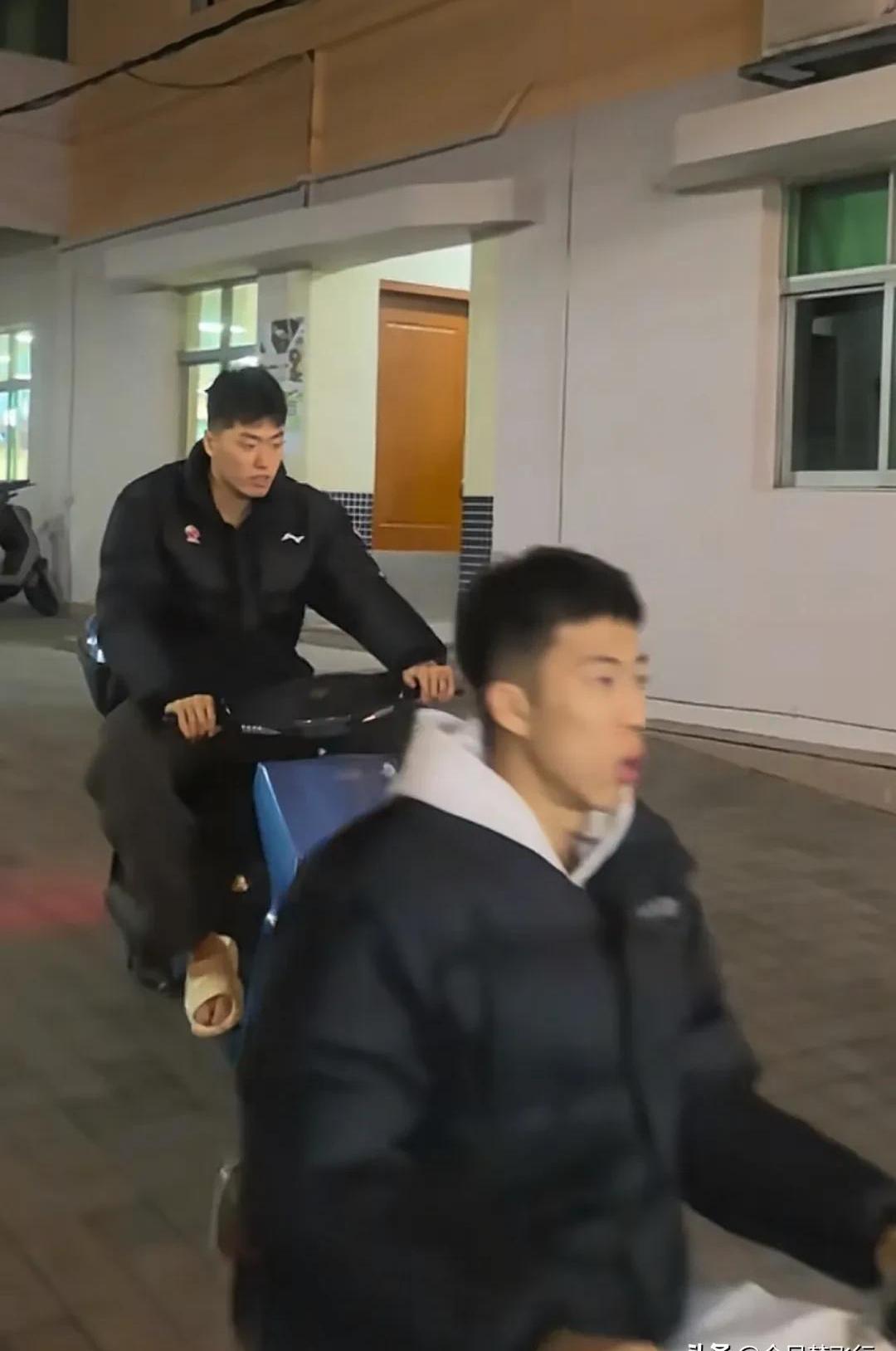 广东队主帅积极指导球员训练